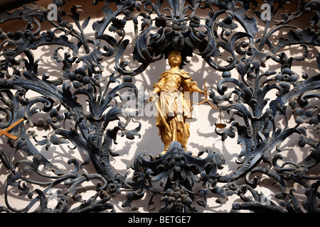 La figure de la justice. Treillis Baroque wraught iron work work de Henrik Fazola (1730-99), County Hall, Eger, Hongrie Banque D'Images