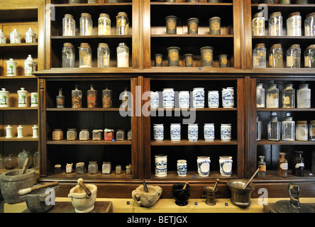 Cabinet d'Apothicaire de vieux pots et bocaux pharmacie montrant avec des médicaments dans l'abbaye d'Orval / Abbaye Notre-Dame d'Orval, en Belgique Banque D'Images