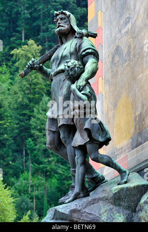 Statue de héros folklorique médiéval Suisse Guillaume Tell / Wilhelm Tell avec son arbalète et dans la ville d'Altdorf, Uri, Suisse Banque D'Images