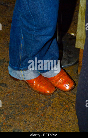 Les jambes en bleu jeans avec brown Brogues sur a night out Banque D'Images