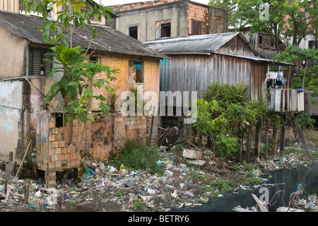 Un petit ruisseau pollué par un flux vers le bas rrun bidonville dans un tiers monde barrio en Amazonie Manaus au Brésil Banque D'Images