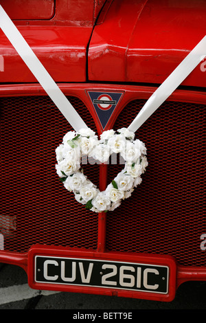 Offre Spéciale mariage Routemaster Bus, Close up avec coeur floral Banque D'Images