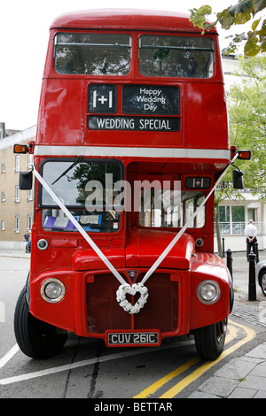 Offre Spéciale mariage Routemaster Bus avec ruban blanc et couronne de fleurs Banque D'Images