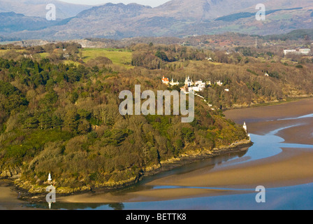 Vue aérienne du village de Portmeirion dans le nord du pays de Galles, montrant l'architecture italienne colorée nichée sur la colline boisée à côté de l'Afon Dwyryd Banque D'Images