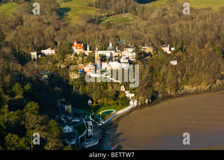 Vue aérienne du village de Portmeirion dans le nord du pays de Galles, montrant l'architecture italienne colorée nichée sur la colline boisée à côté de l'Afon Dwyryd Banque D'Images