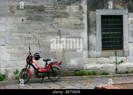 Contre le mur byzantin moto dans la place Beyazit à Istanbul, Turquie. Banque D'Images