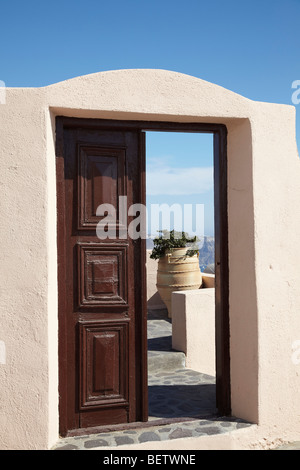 Vue à travers une falaise porte d'Imerovigli, Santorini, Cyclades, Grèce Banque D'Images