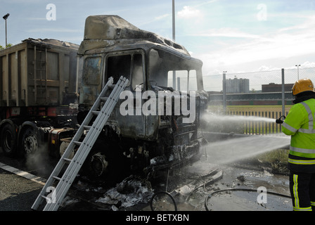 Poids lourd en feu de poids lourds sur la bande d'arrêt d'urgence de l'autoroute Banque D'Images