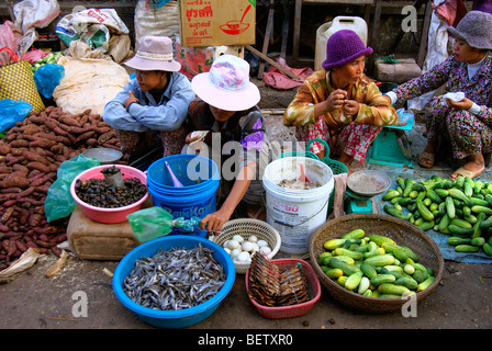 La rue du marché et la vie de rue autour Katjie, au Cambodge. Banque D'Images