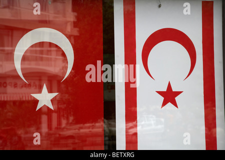 Drapeaux de la Turquie et la RTCN République turque de Chypre du nord dans une vitrine de Nicosie, Chypre Banque D'Images