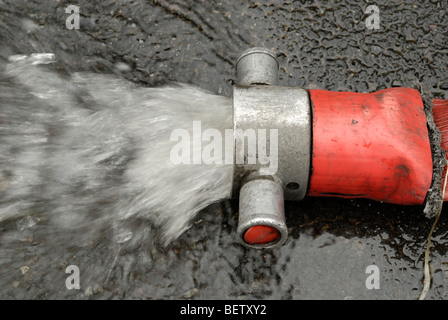 Direction générale de l'incendie avec de l'eau qui s'écoule de l'accouplement Banque D'Images