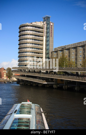 Des centaines de vélos à la location de plusieurs étages park au centre d'Amsterdam Banque D'Images