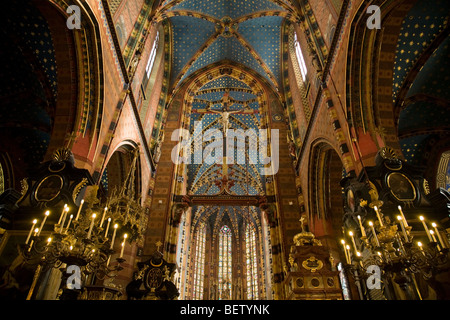 Les voûtes de la nef de l'église de Saint Mary's Basilica, Cracovie, face au mur est de la fenêtre de l'abside vitrail. Cracovie. Pologne Banque D'Images