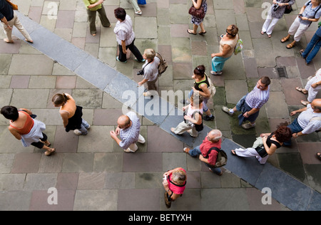 Les touristes marcher dans la cour du Grand Collège, ou Collegium Maius. Cracovie, Pologne. Banque D'Images