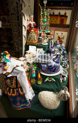 Affichage des souvenirs faits à la main dans une boutique de vente de cadeaux et présente aux touristes. Place du marché. Cracovie. La Pologne. Banque D'Images