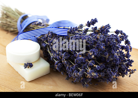 Bouquet de lavande sèche avec deux morceaux de savon blanc sur une planche de bois Banque D'Images