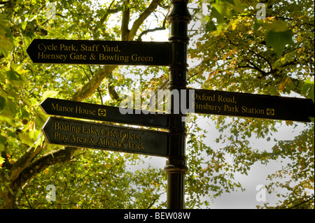 Panneau directionnel de Finsbury Park directions le nord de Londres Angleterre Royaume-uni Banque D'Images