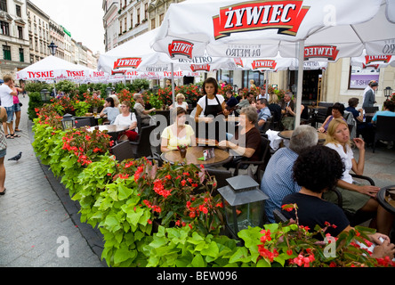 Restaurant en plein air dans les tables Rynek Glowny / La Place du Marché / Markt. Cracovie. La Pologne. Banque D'Images
