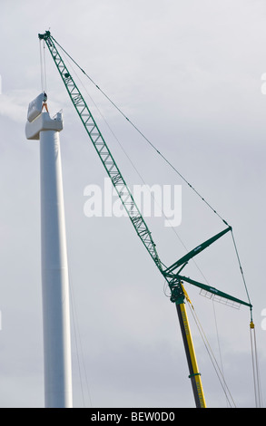 Petites Annonces pour l'axe horizontal de Nordex N90 wind turbine a été levé en position sur le dessus du mât par grue UK tour Banque D'Images