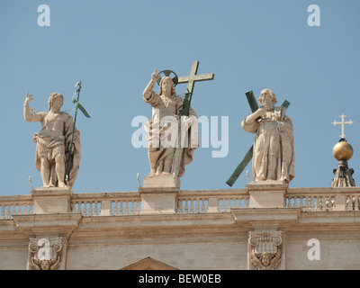 Des statues de Jésus et les saints sur la Basilique Saint-Pierre, Vatican, Rome, Italie Banque D'Images