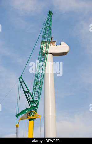 Petites Annonces pour l'axe horizontal de Nordex N90 wind turbine a été levé en position sur le dessus du mât par grue UK tour Banque D'Images