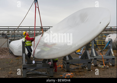 Préparation pour les gréeurs de levage de la grue de pales d'être équipé d'éoliennes Nordex N90 en construction au Royaume-Uni Banque D'Images