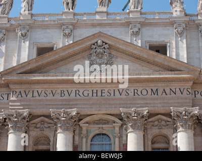 Un détail d'inscription latine sur l'avant de la Basilique Saint-Pierre, Vatican, Rome, Italie Banque D'Images