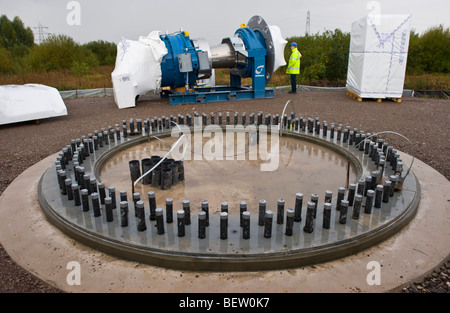 Base de béton avec fixations pour éoliennes Nordex N90 en construction à Solutia UK Ltd Newport South Wales UK Banque D'Images