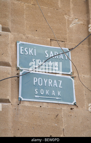 Les plaques de rue en langue turque dans la vieille ville de Nicosie RTCN République turque de Chypre du nord Banque D'Images