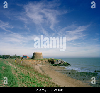 Bawdsey tour Martello et falaises avant la défense de la mer Banque D'Images