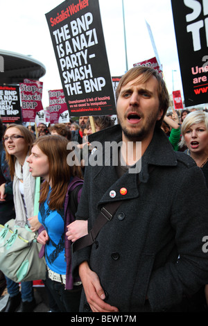 Les manifestants à la BBC contre le leader du BNP Nick Griffin apparence sur l'heure des questions Banque D'Images