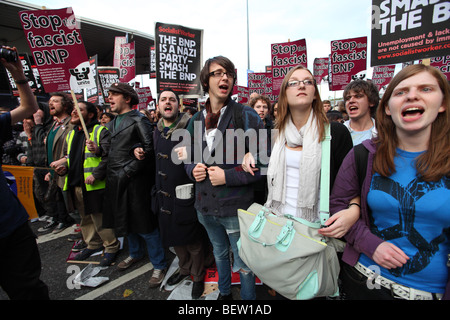 Les manifestants à la BBC contre le leader du BNP Nick Griffin apparence sur l'heure des questions Banque D'Images