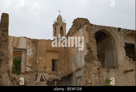 Ruines dans l'enceinte de l'Eglise arménienne et le monastère de Notre dame de la RTCN Nicosie République turque de Chypre du nord Banque D'Images