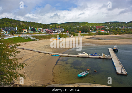 Marina et plage dans la ville de Tadoussac, Route des baleines, la route 138, Manicouagan, golfe du Saint-Laurent, Québec, Canada. Banque D'Images