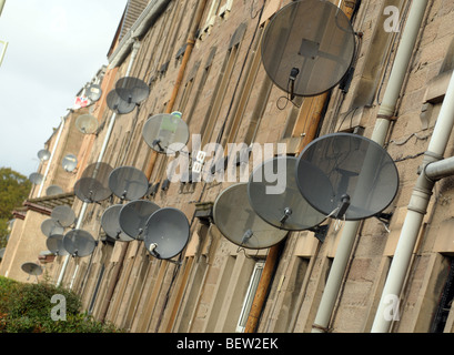 Des antennes paraboliques dans les bâtiments à Perth en Écosse Banque D'Images