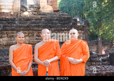 Un moine en prière à l'intérieur d'un temple de Wat Po complexe. Bangkok, Thaïlande Banque D'Images