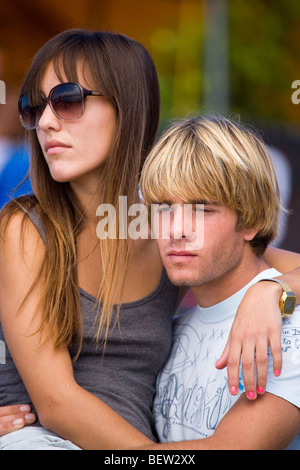 Couple de regarder un concours de surf Banque D'Images