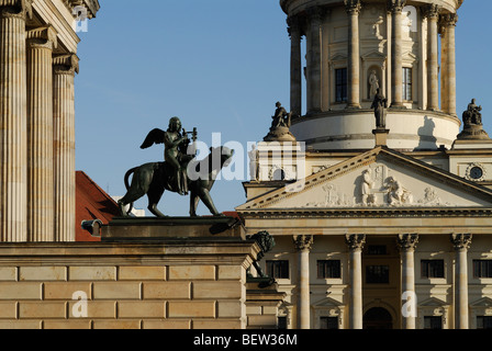 Berlin. L'Allemagne. Französischer Dom et le Konzerthaus (gauche) sur la Gendarmenmarkt. Banque D'Images