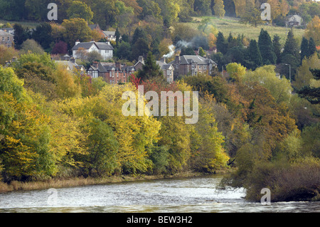 Maisons et arbres sur les rives de la rivière Tay, dans l'automne, Perth Scotland Banque D'Images