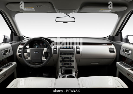 2010 Ford Flex SEL en argent - planche de bord, console centrale, le levier de vitesses voir Banque D'Images