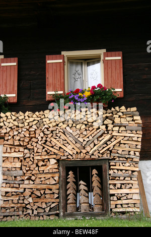 Vieille maison en bois chalets à Sappada dans l'est d'été Dolomites, Italie Banque D'Images