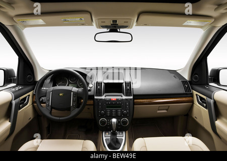 2010 Land Rover LR2 HSE en blanc - planche de bord, console centrale, le levier de vitesses voir Banque D'Images