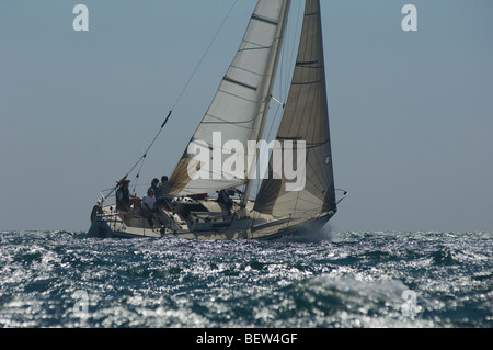 Les membres d'équipage à bord de yacht de participer à l'événement à l'équipe, en Californie Banque D'Images