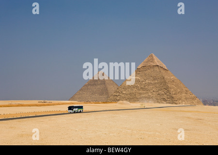 Pyramide de Khafra avec pyramide de Kheops en arrière-plan, Le Caire, Egypte Banque D'Images