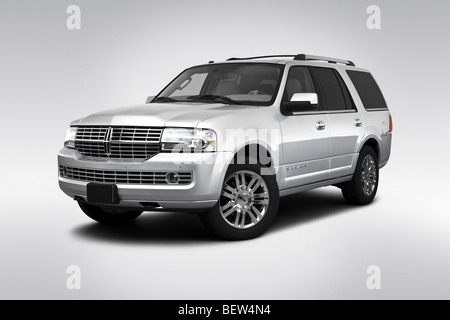 2010 Lincoln Navigator dans l'argent - vue d'angle avant Banque D'Images