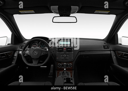 2010 Mercedes-Benz C-Class C63 AMG en blanc - planche de bord, console centrale, le levier de vitesses voir Banque D'Images