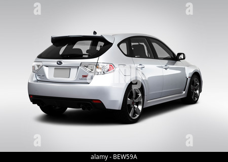 2010 Subaru Impreza WRX STI en argent - vue d'angle arrière Banque D'Images