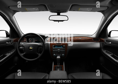 2010 Chevrolet Impala LT en noir - planche de bord, console centrale, le levier de vitesses voir Banque D'Images