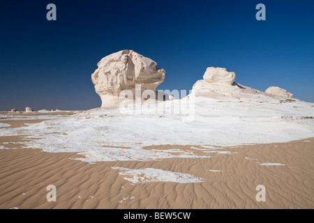 Formations de calcaire dans le parc national du Désert Blanc, Désert de Libye, Egypte Banque D'Images