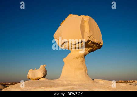 Coucher du soleil dans le Désert Blanc Parc National, Désert de Libye, Egypte Banque D'Images